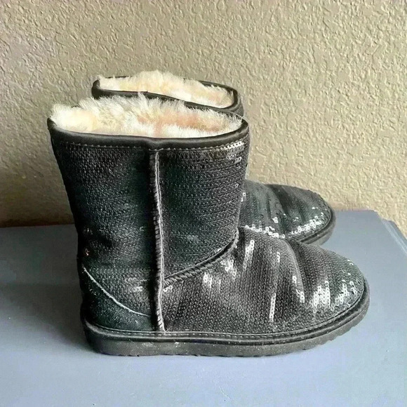 Winter Boots UGG Classic Short Cosmos Girls Sequin Boots Size 4 Youth - Picture 2 of 8